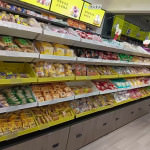 零食連鎖店貨架